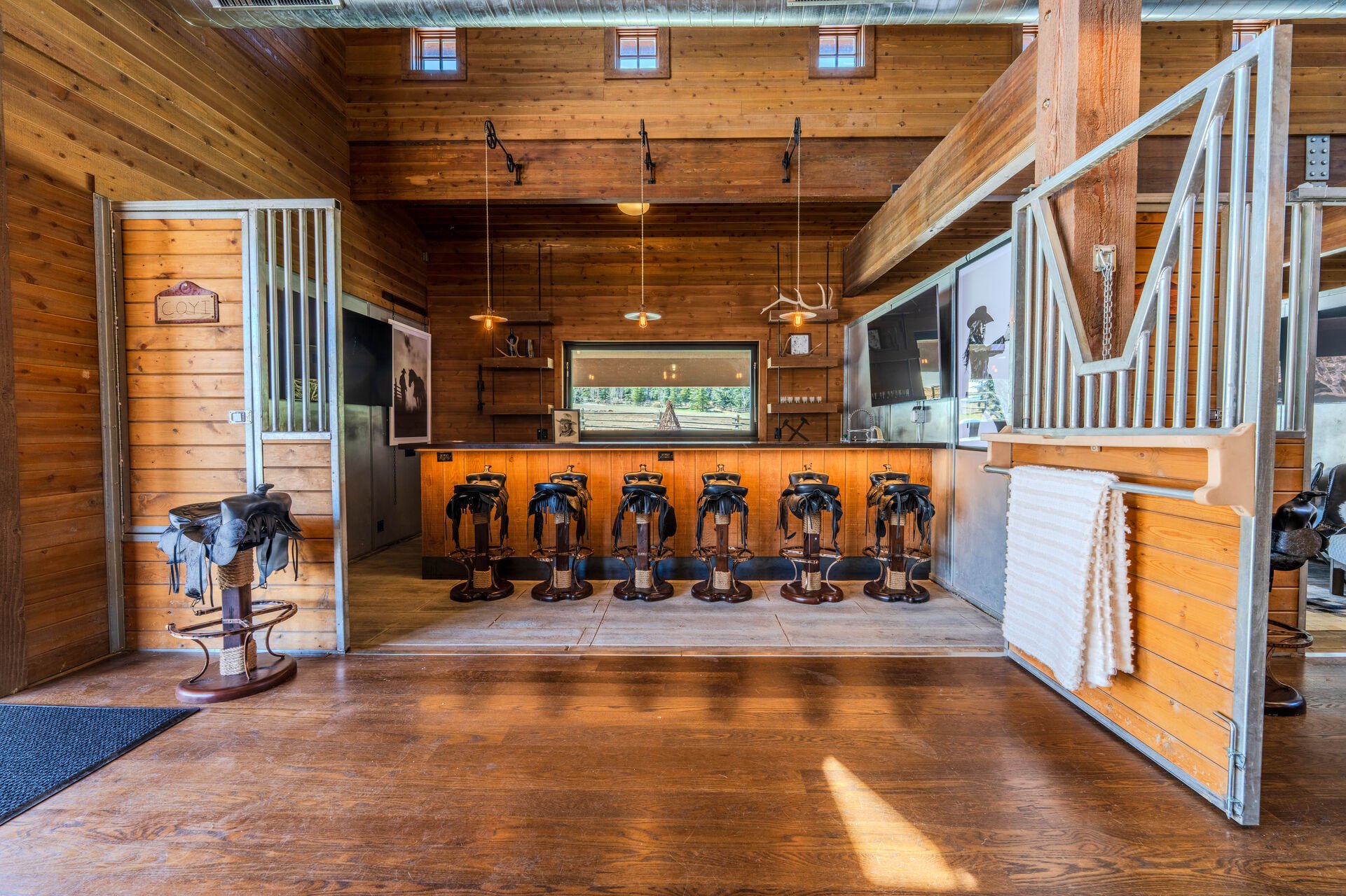 Barn - Saloon