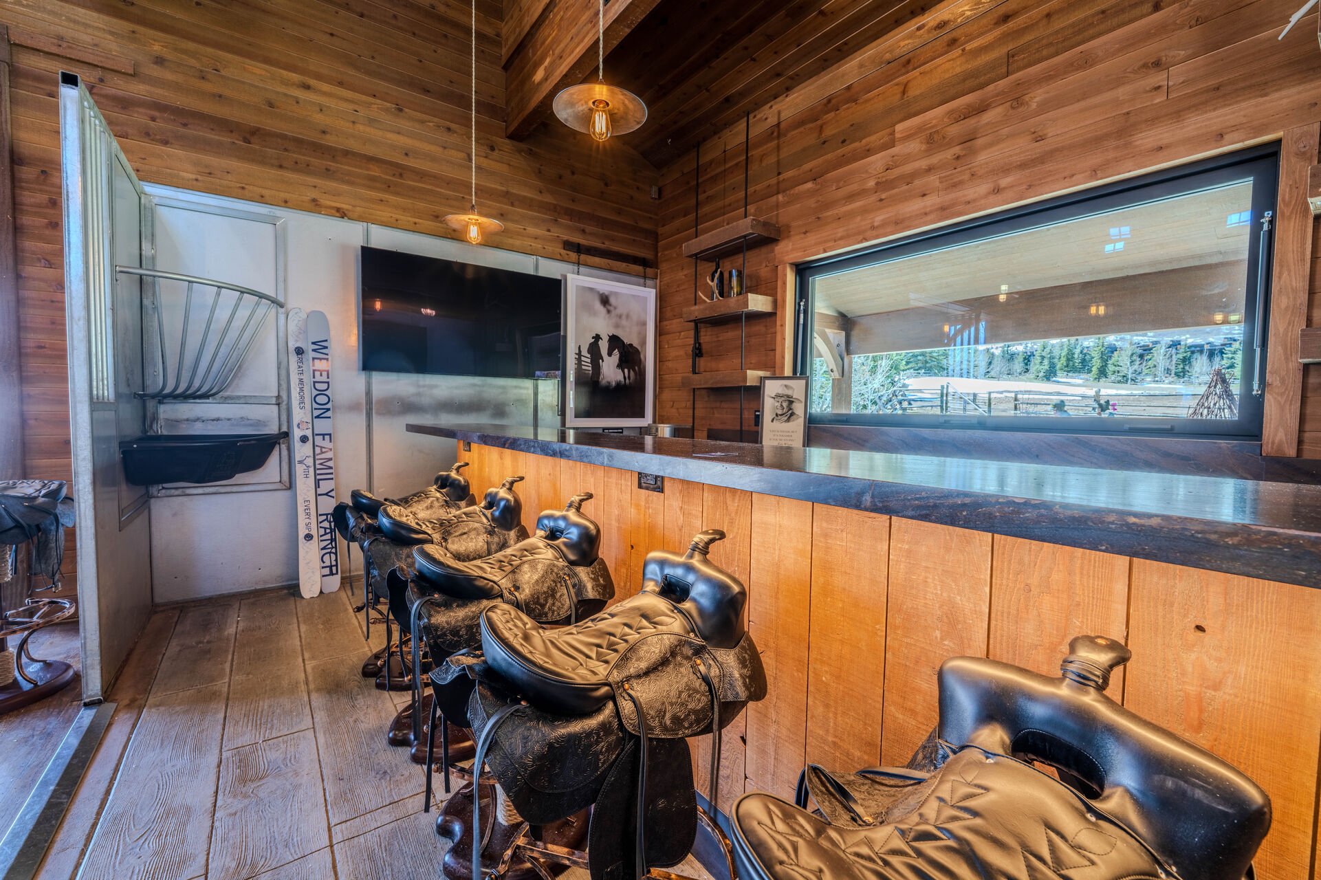 Saloon with saddle seats and smart TV