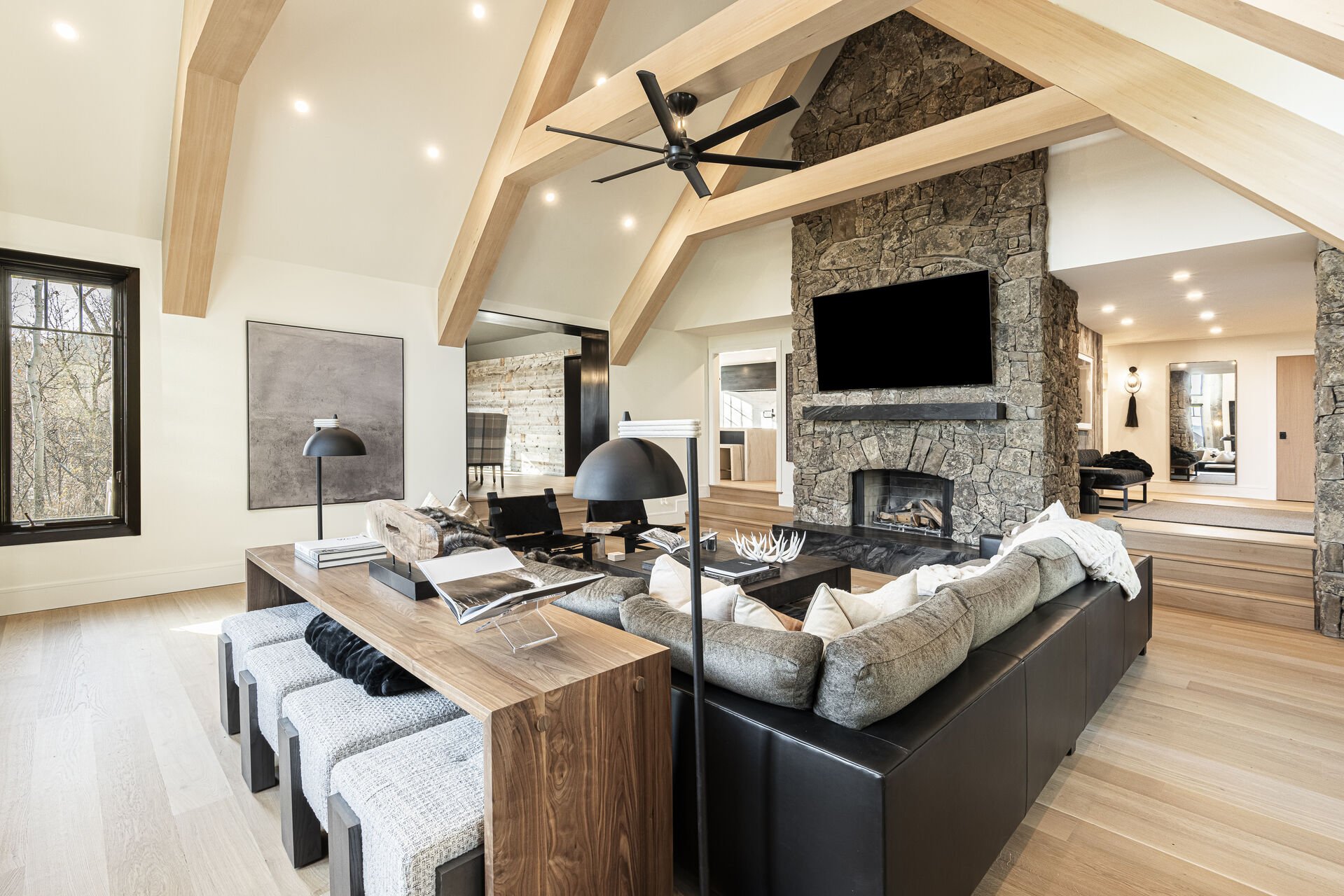 Sun Peak Manor House - Wood burning fireplace and Smart TV