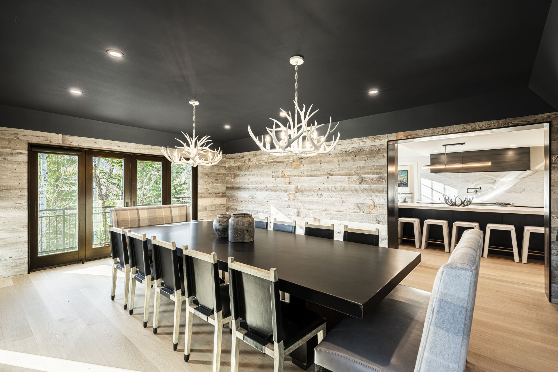 Sun Peak Manor House - Seamless access to the kitchen