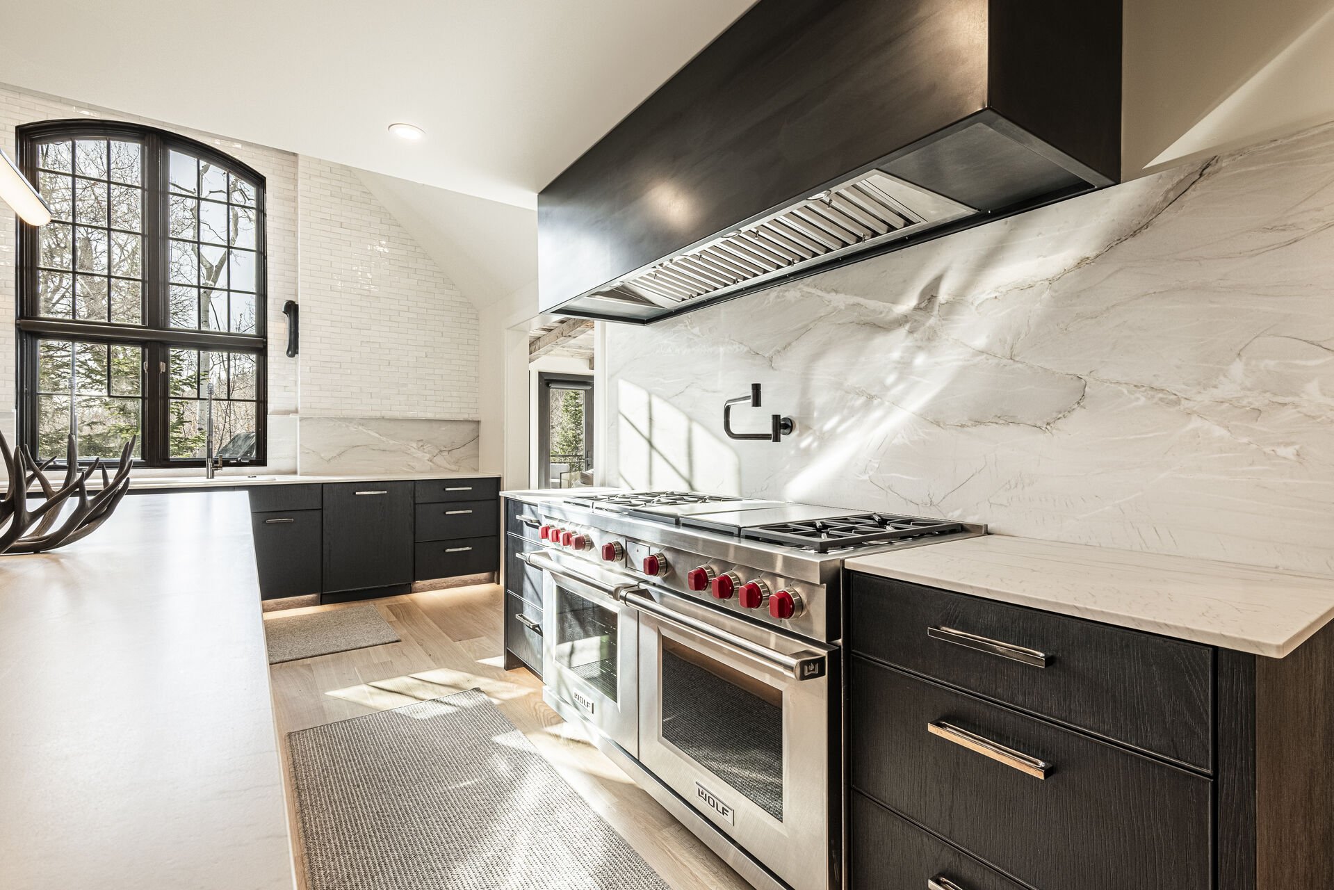 Sun Peak Manor House - 6-burner gas range with griddle, grill and double ovens