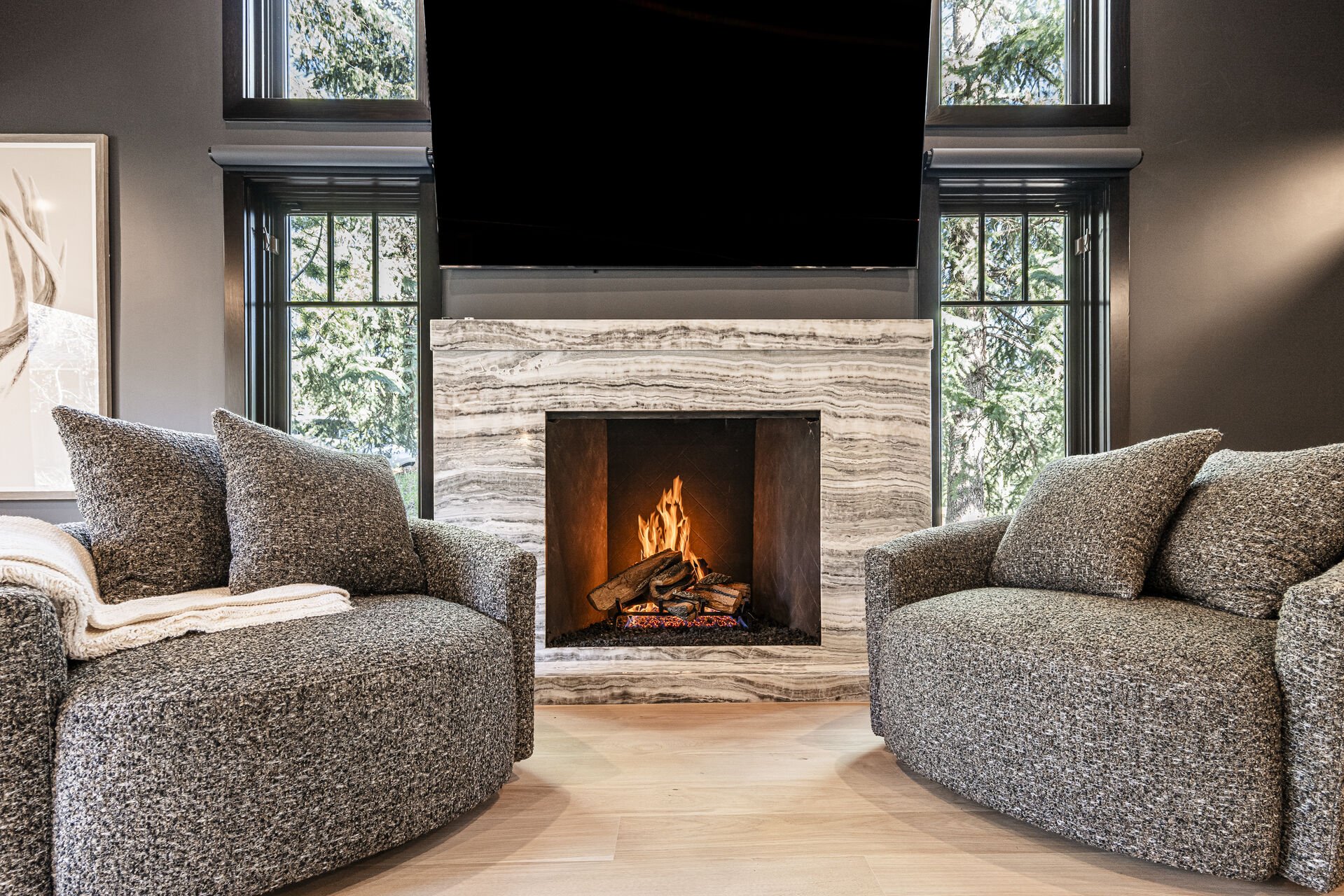Sun Peak Manor House - Swivel chairs, Smart TV and gas fireplace
