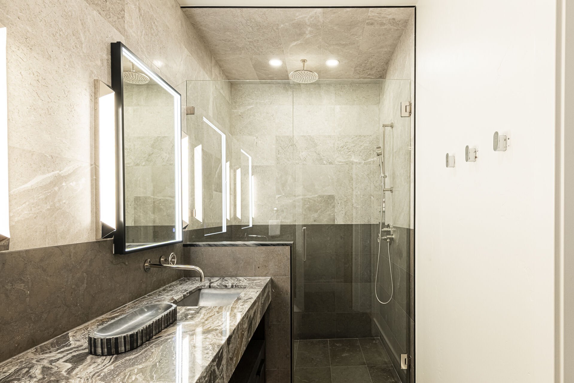 Sun Peak Manor House - Guest Bedroom 7 en suite with a shower and water closet
