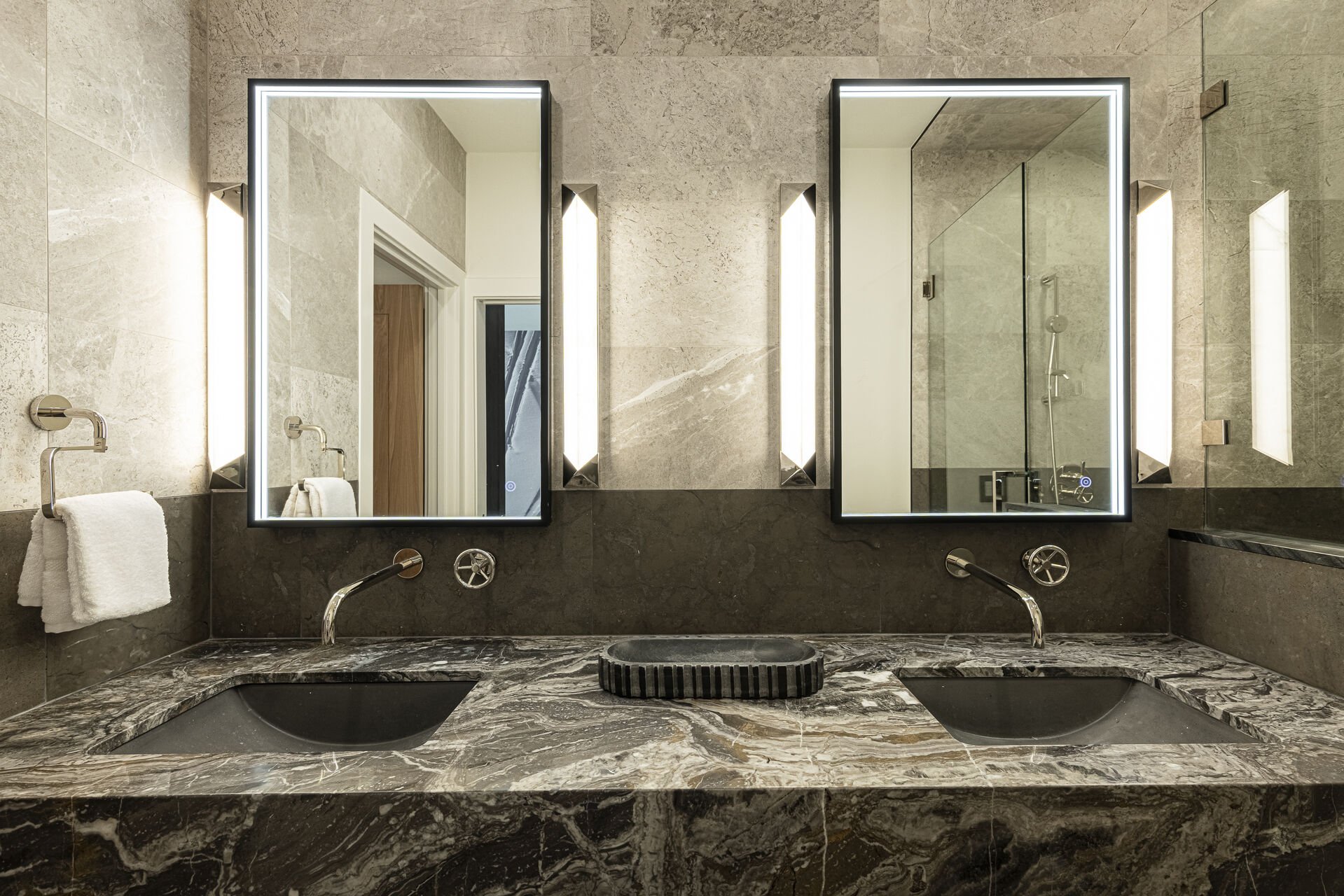 Sun Peak Manor House - Guest Bedroom 7 en suite lighted mirrors