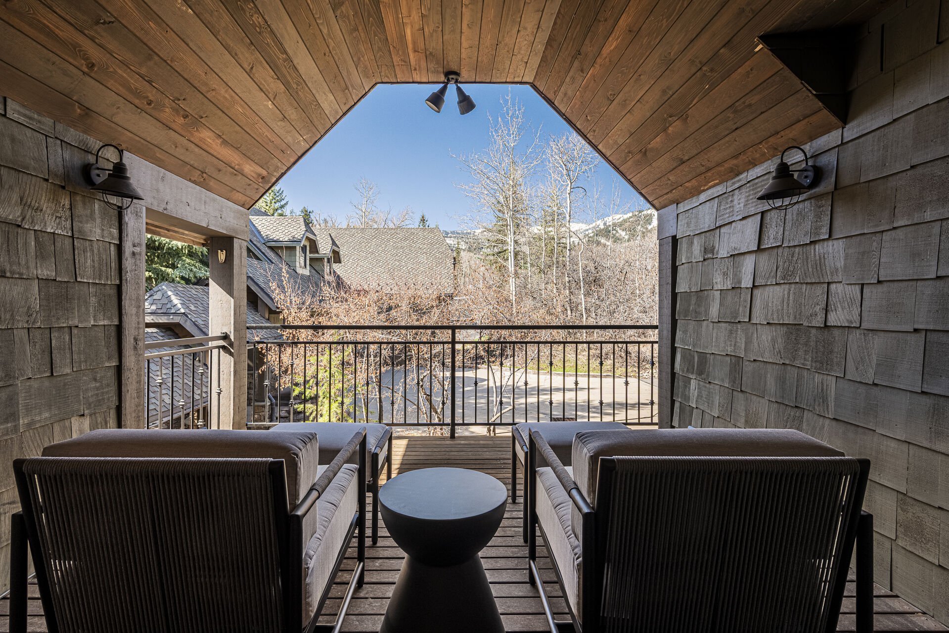 Sun Peak Manor House - Upper level balcony