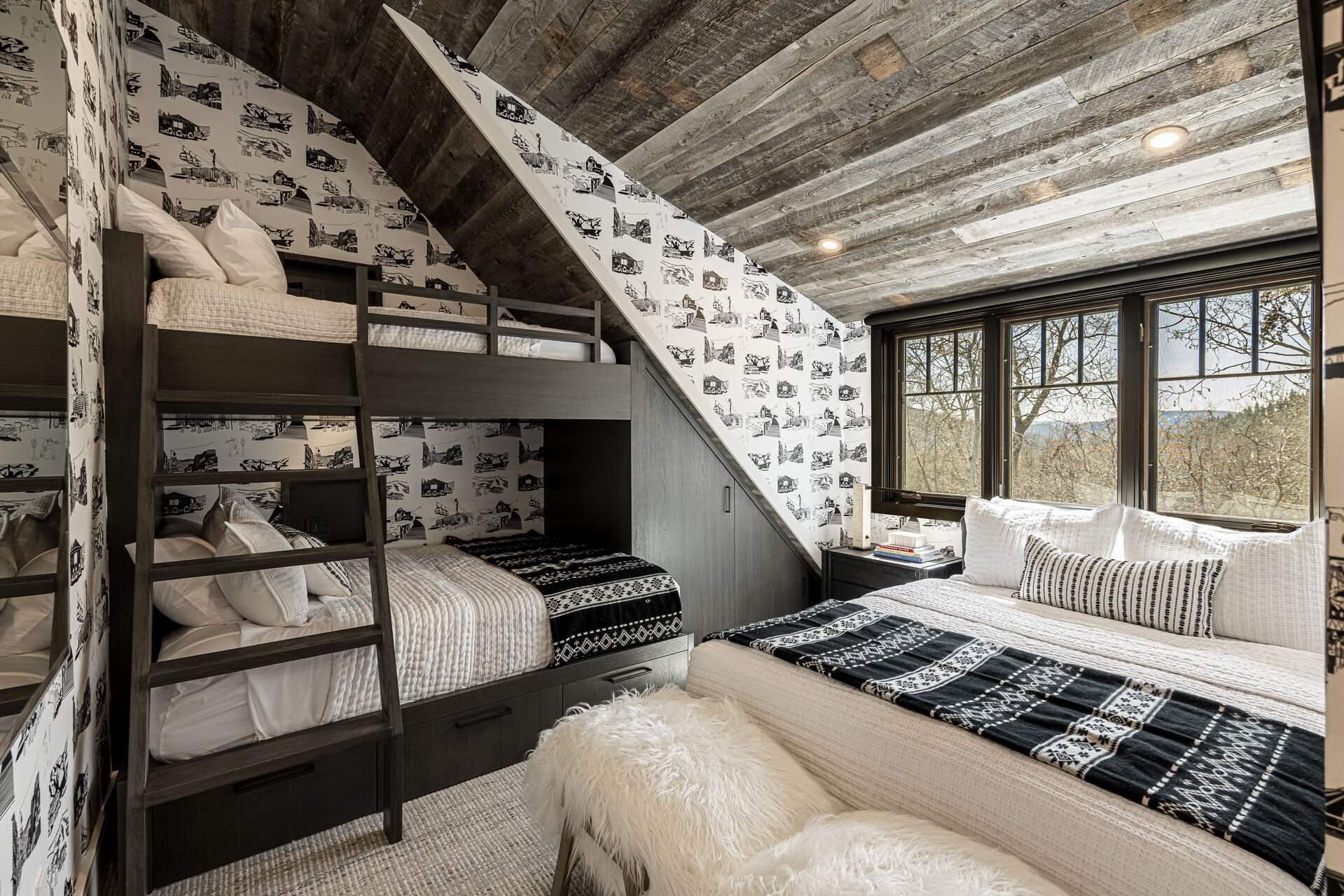 Sun Peak Manor House - Upper Level Bunk Room