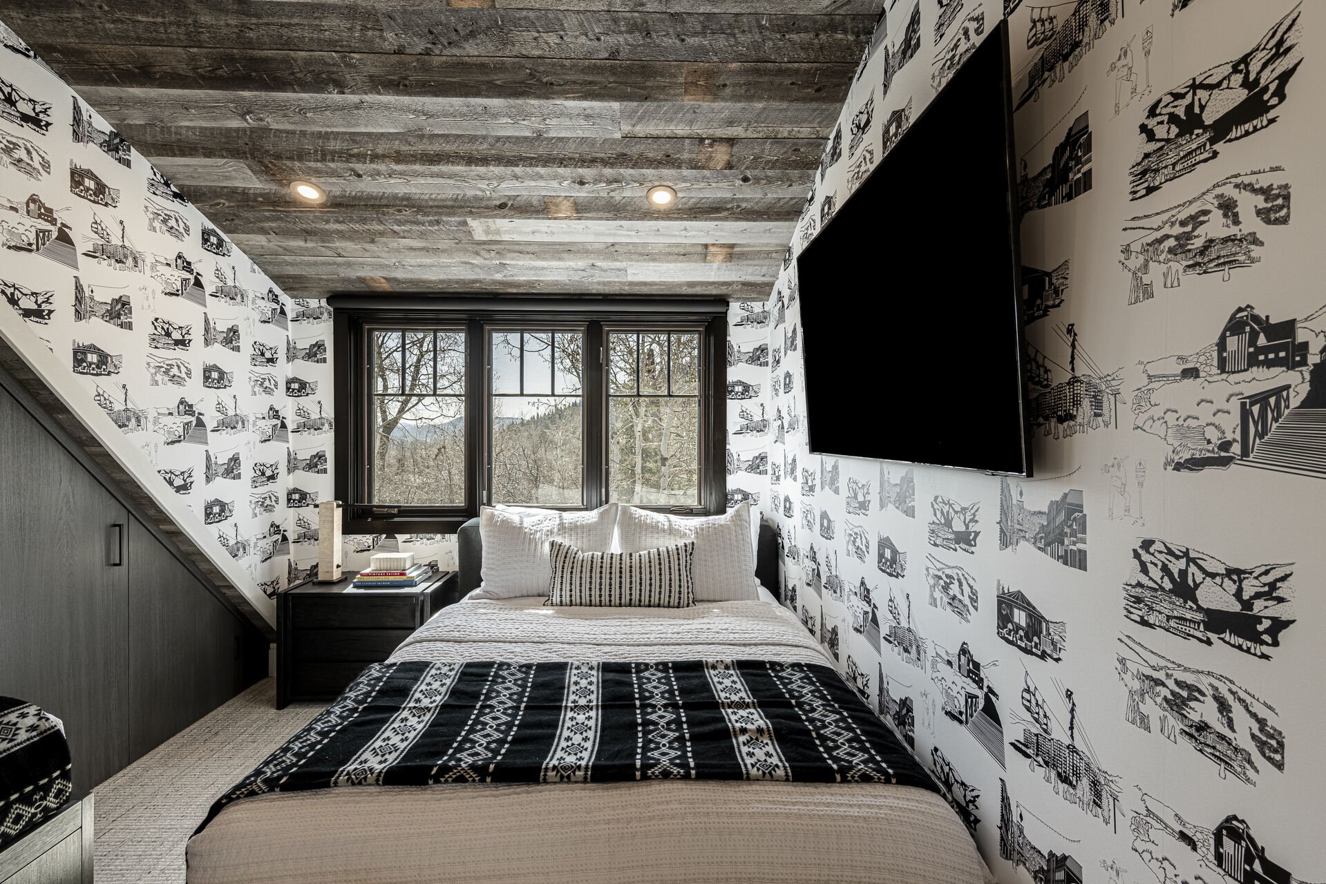 Sun Peak Manor House - Bunk Room with queen bed and Smart TV