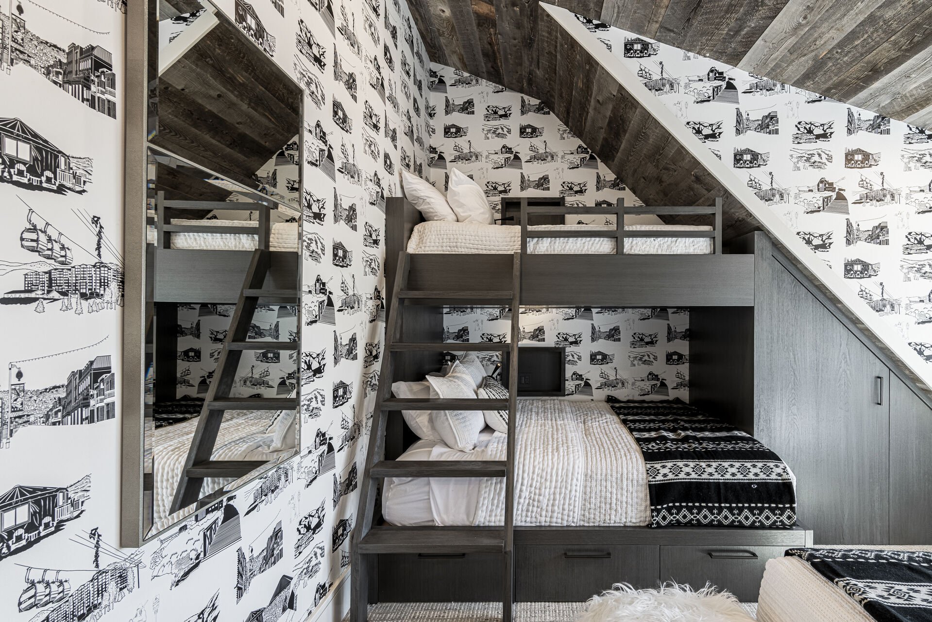 Sun Peak Manor House - Twin over Queen bunk bed and queen bed