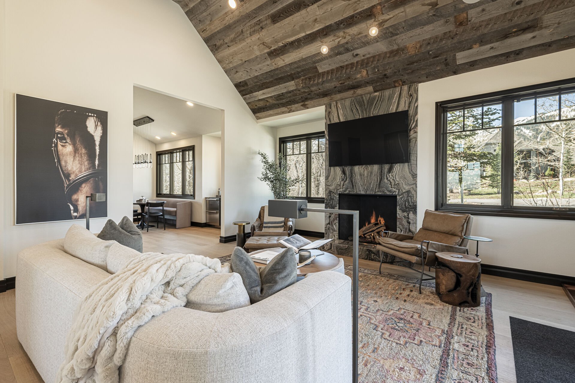 Peak 5 Cabin - Living room with a gas fireplace and Smart TV