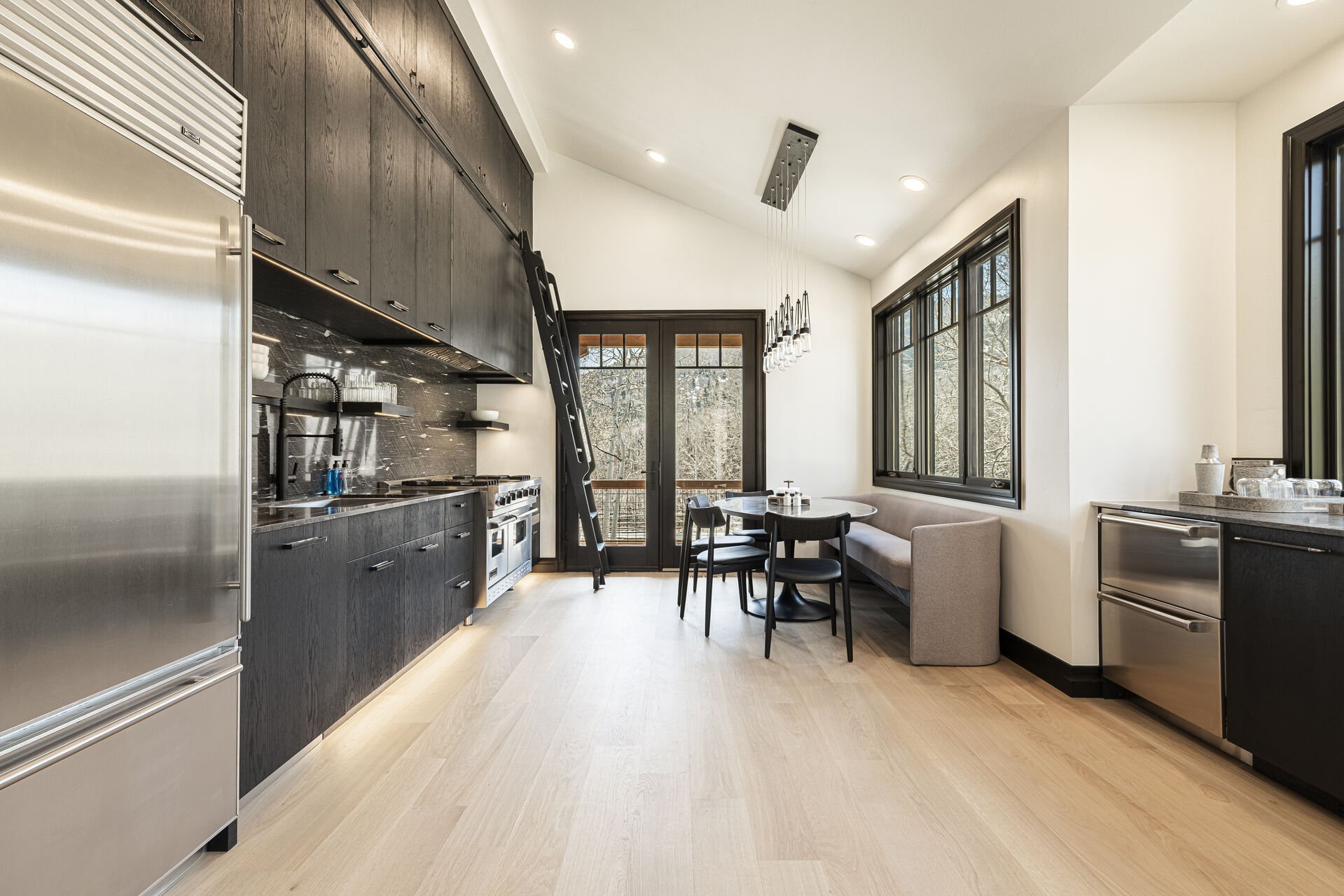 Peak 5 Cabin - Chef's kitchen with a wet bar