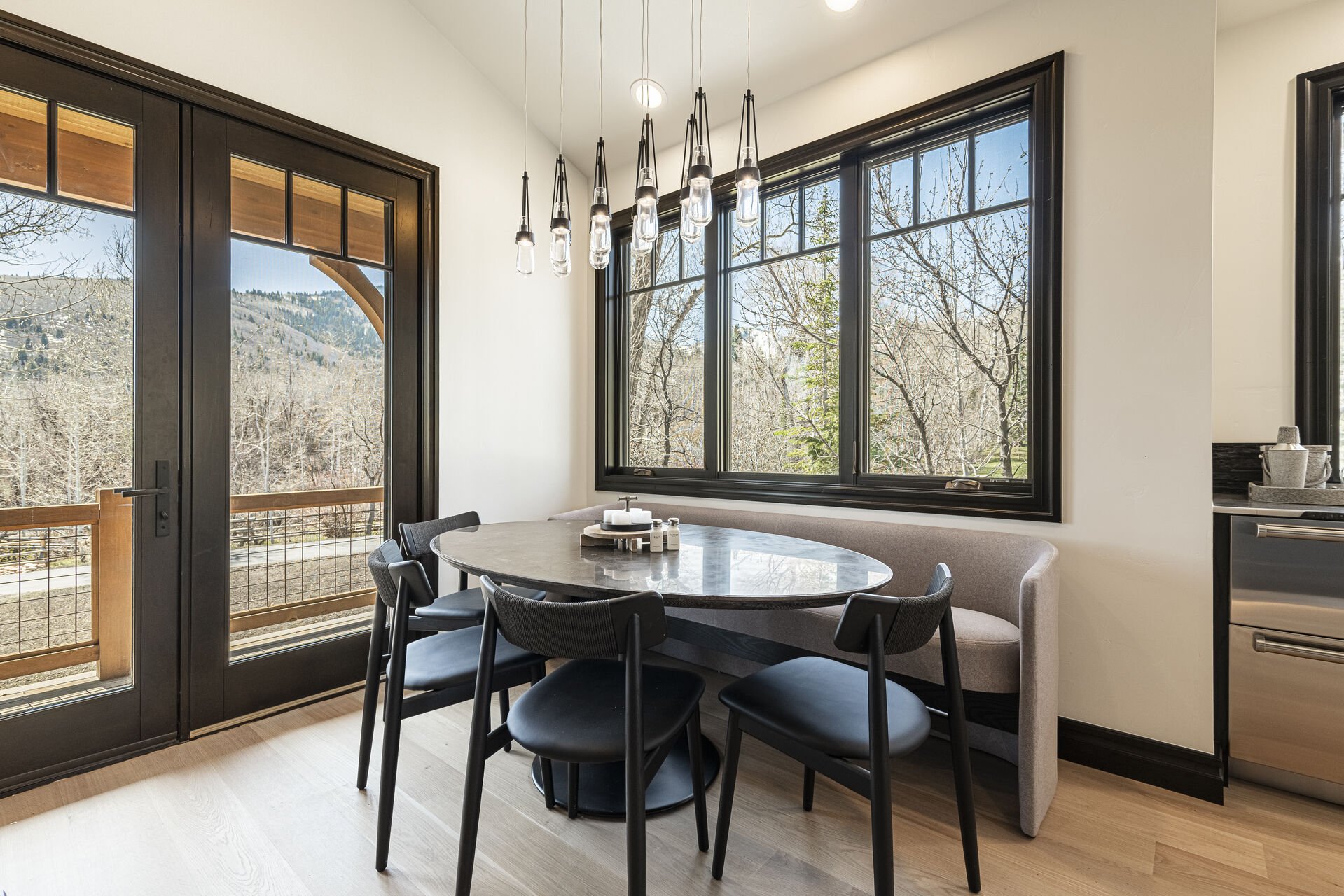Peak 5 Cabin - Dining area
