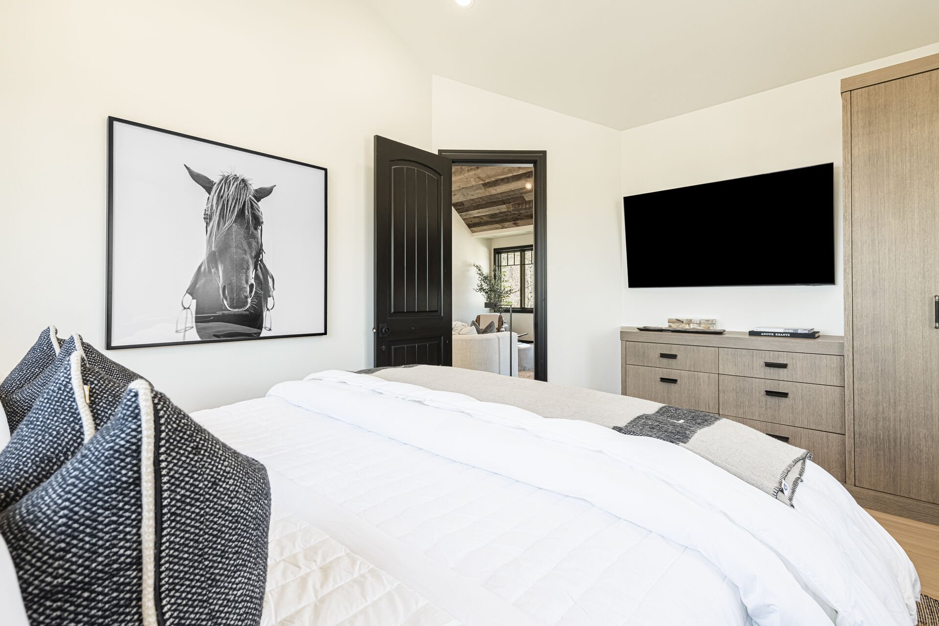 Peak 5 Cabin - Guest Bedroom 8 with a storage cabinets and a Smart TV