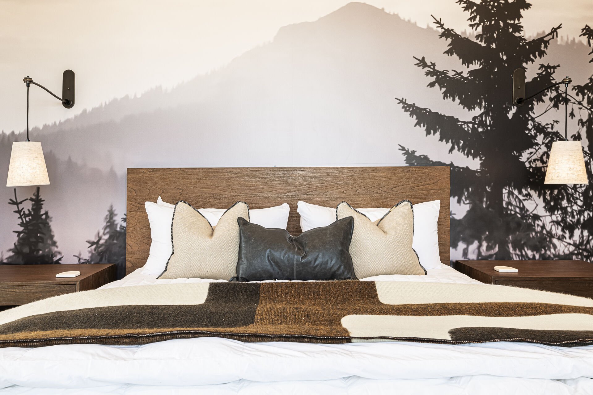 Peak 5 Cabin - Guest Bedroom 9 king bed and access to a shared bath