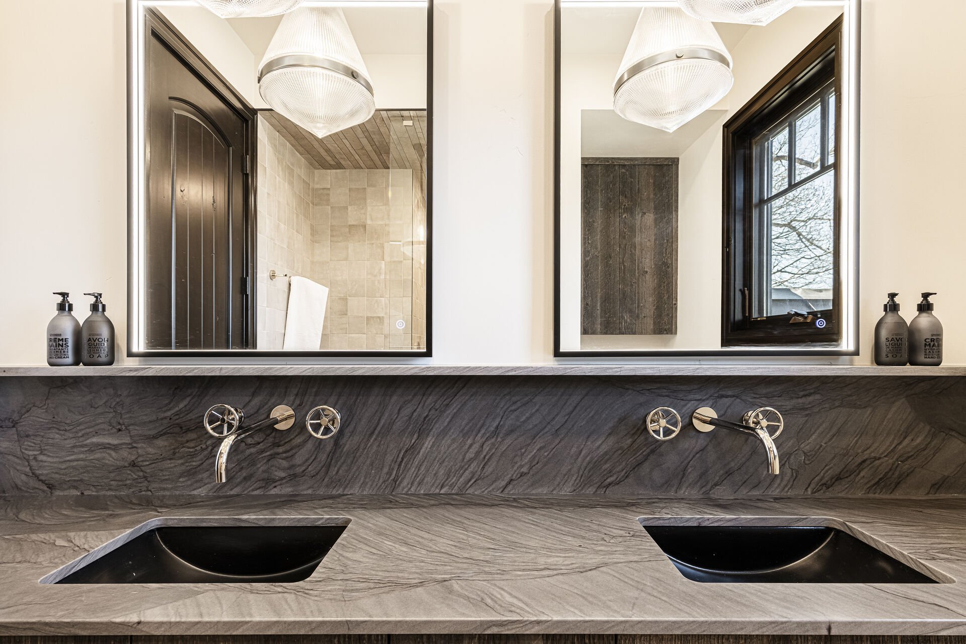 Peak 5 Cabin - Full shared bathroom with lighted mirrors