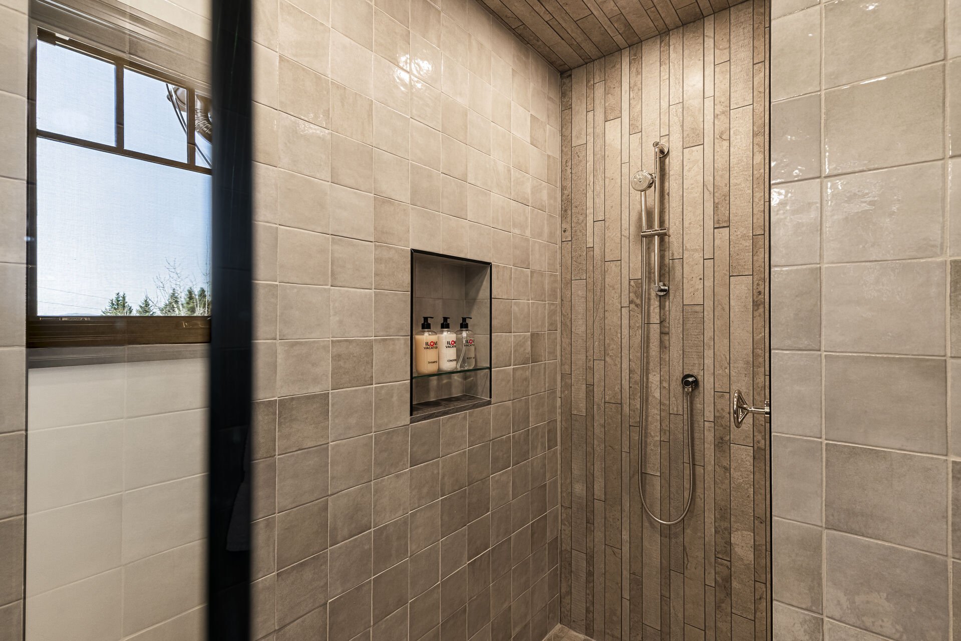Peak 5 Cabin - Full shared bathroom shower