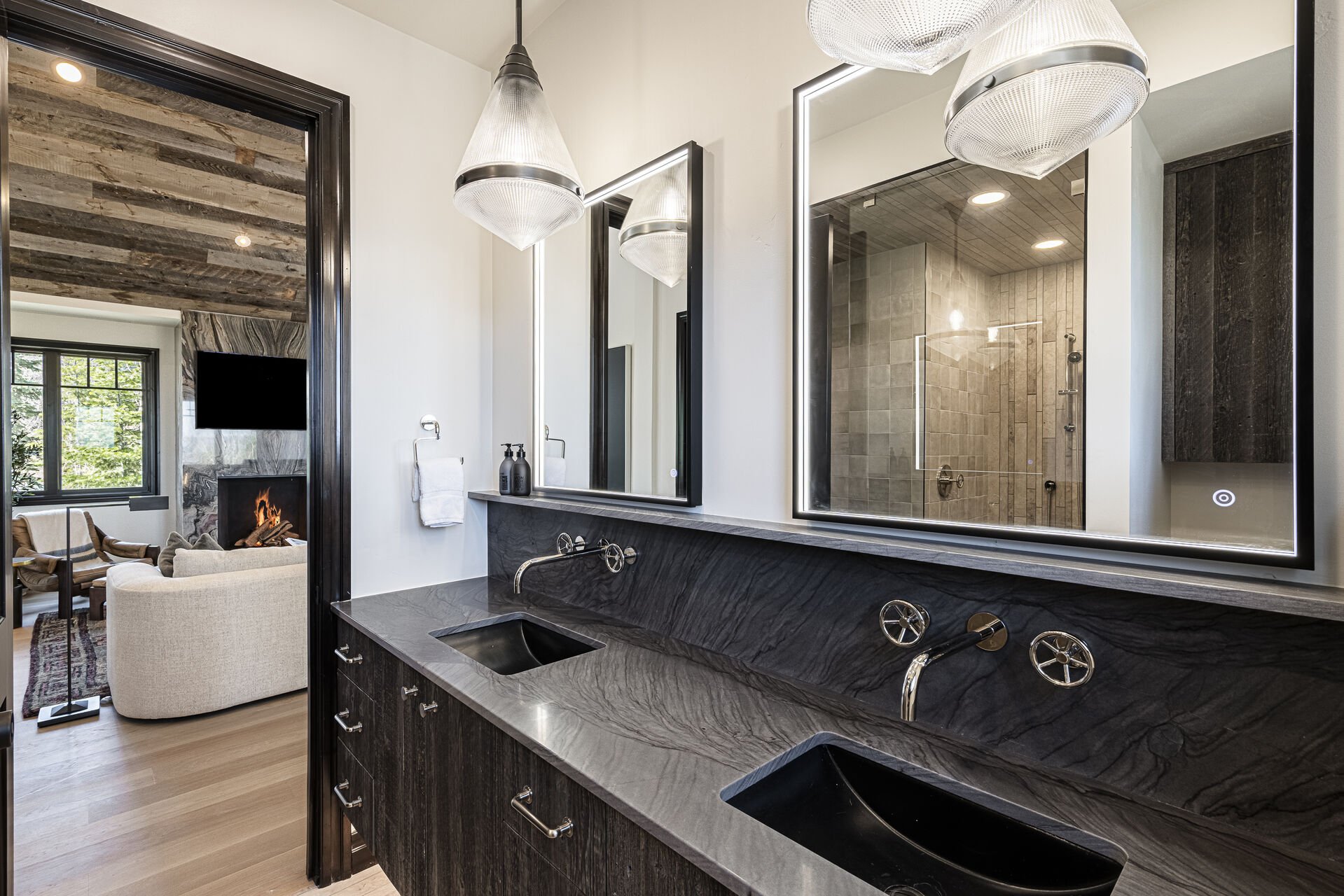 Peak 5 Cabin - Full shared bathroom with two sinks and a shower