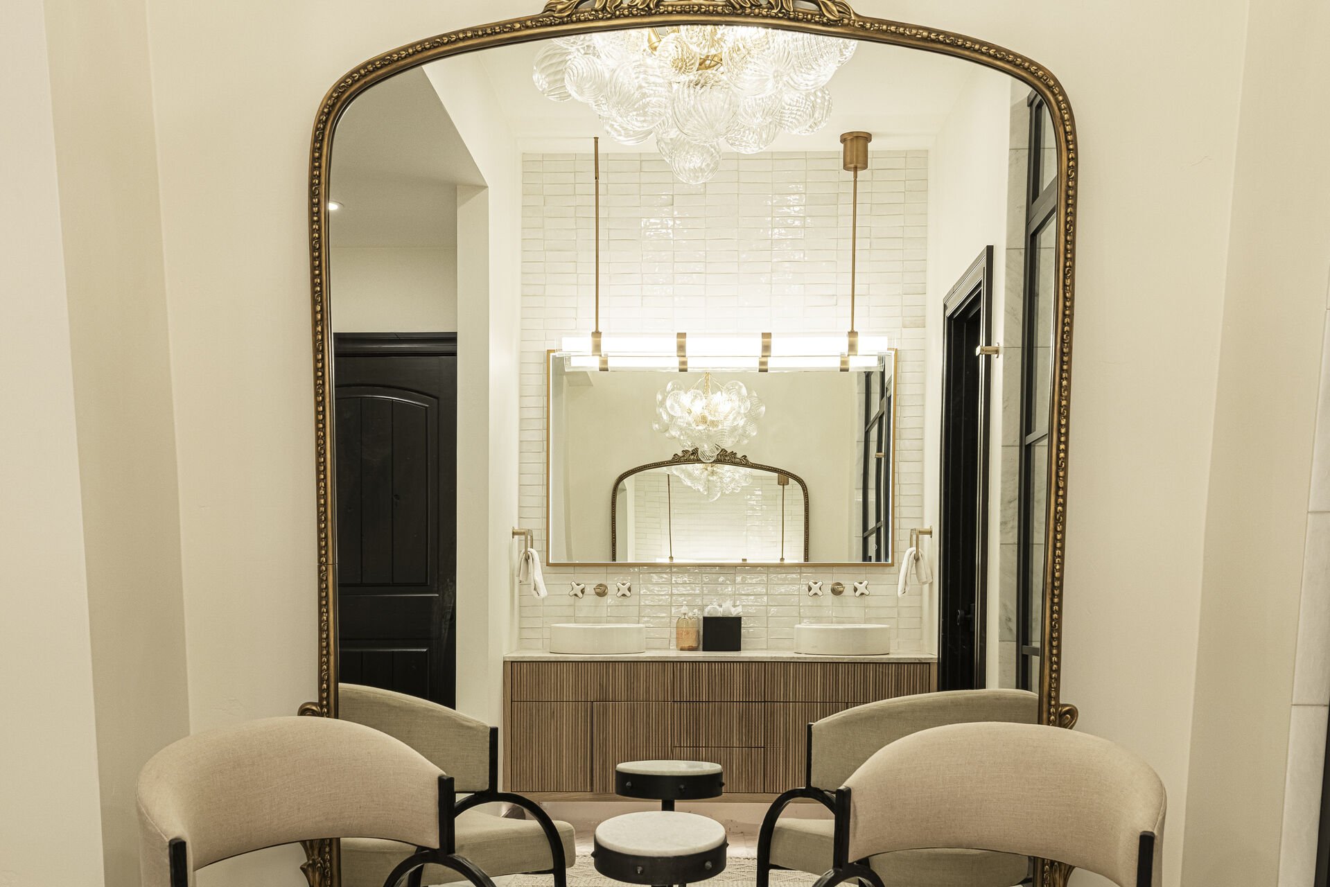 Peak 5 Cabin - Bathroom Bridal Suite perfect size mirror