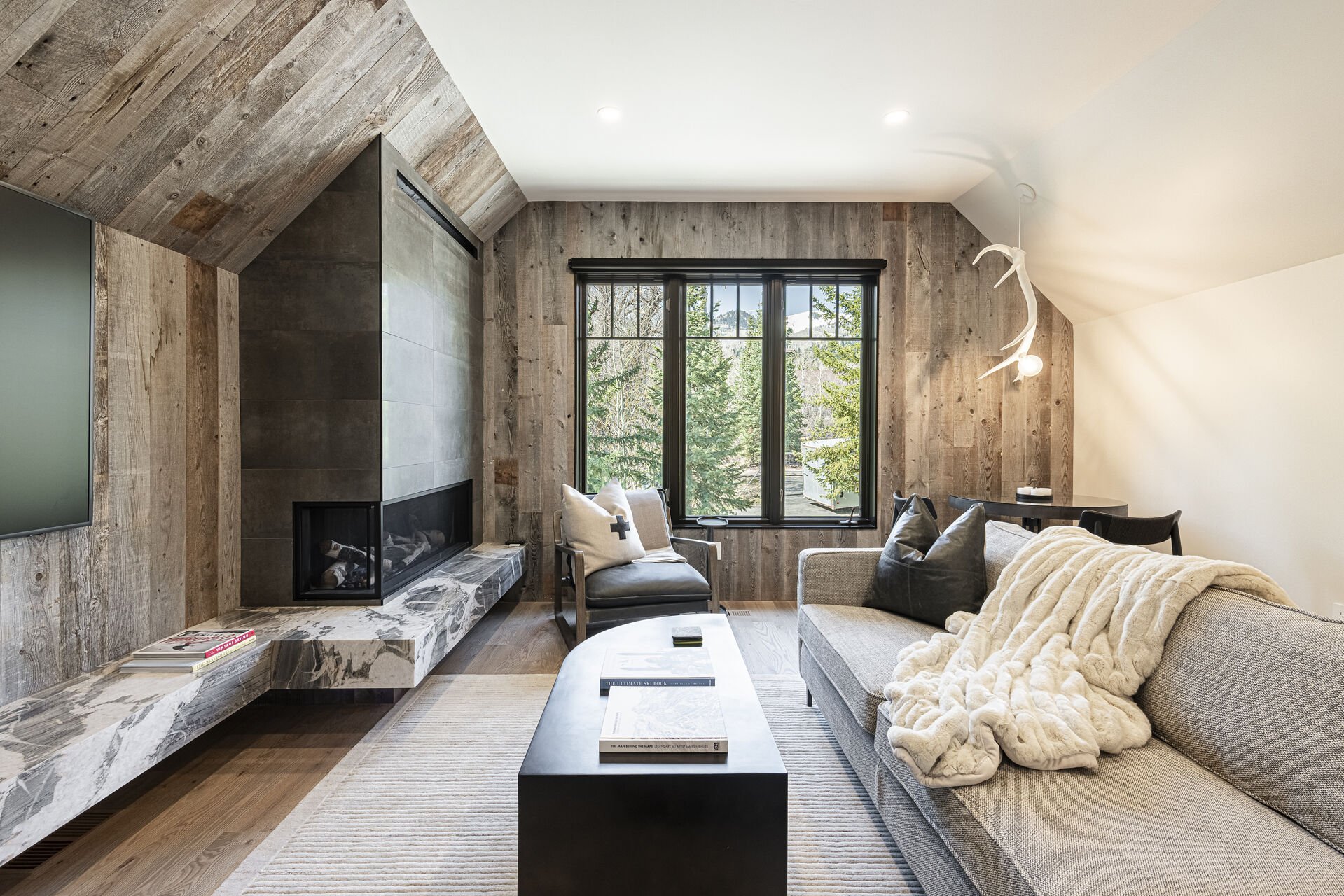 Iron Mountain Loft - Gorgeous stone bench