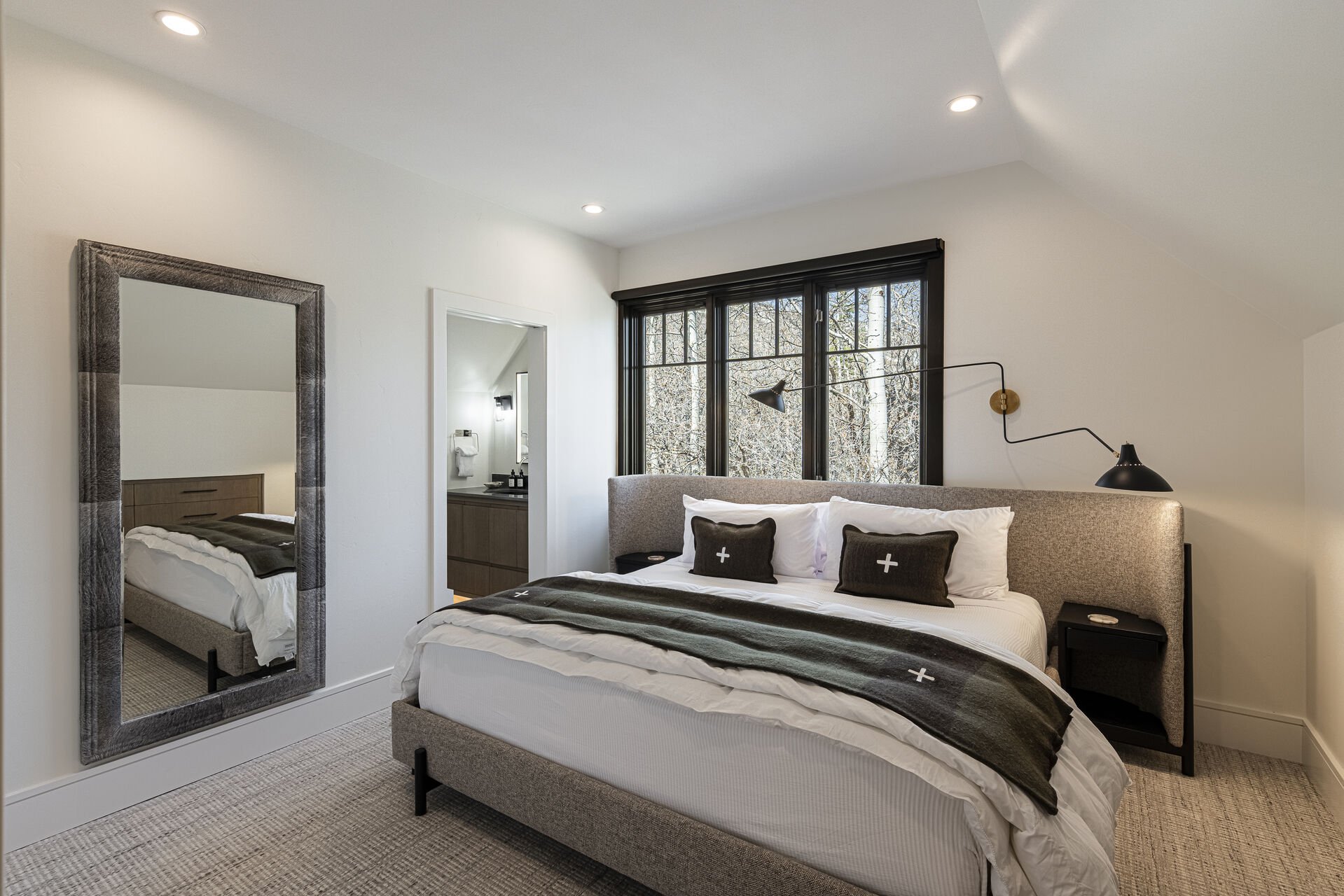 Iron Mountain Loft - Primary Bedroom 10 with a king bed, smart TV and en suite