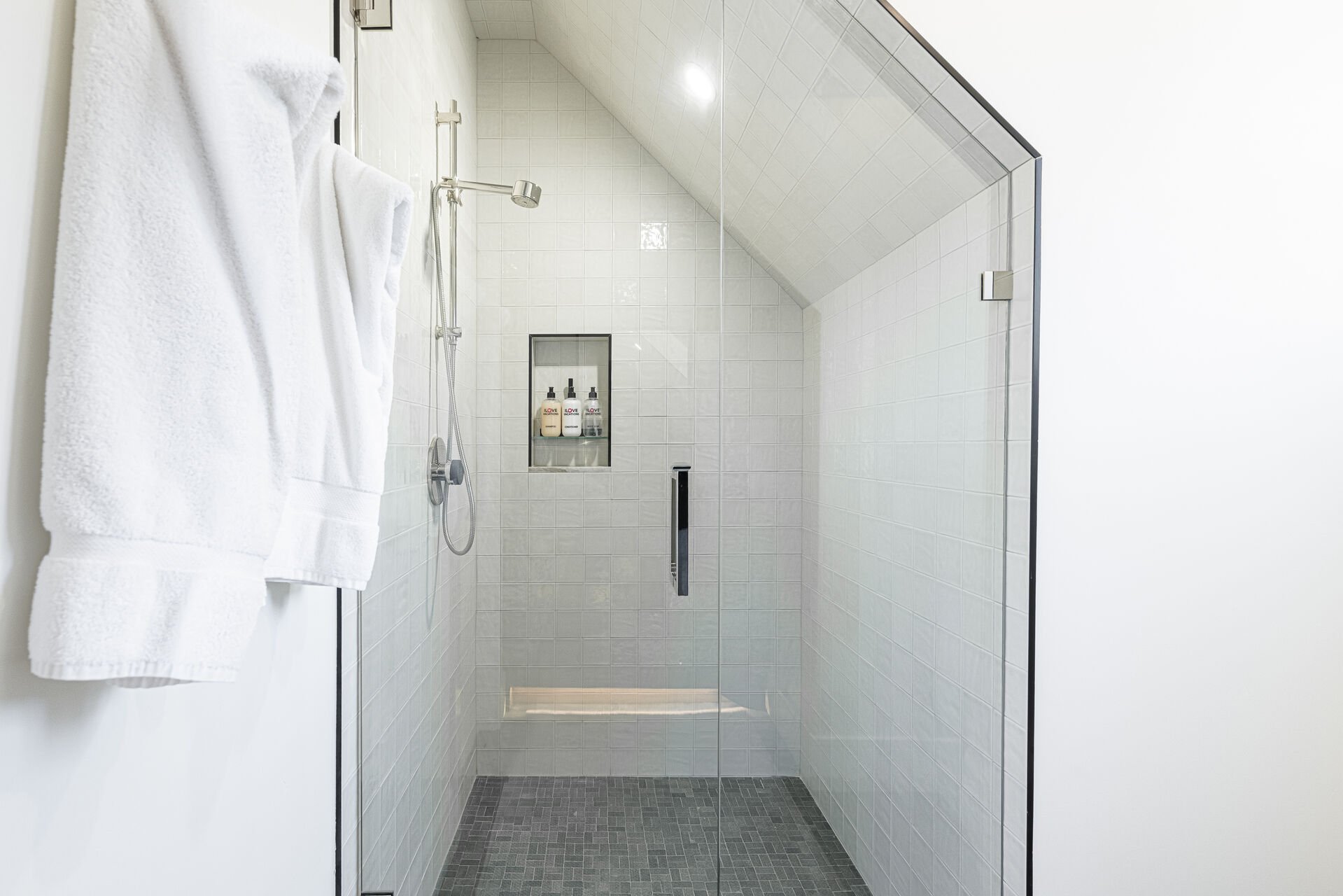 Iron Mountain Loft - Primary Bedroom 10 en suite shower