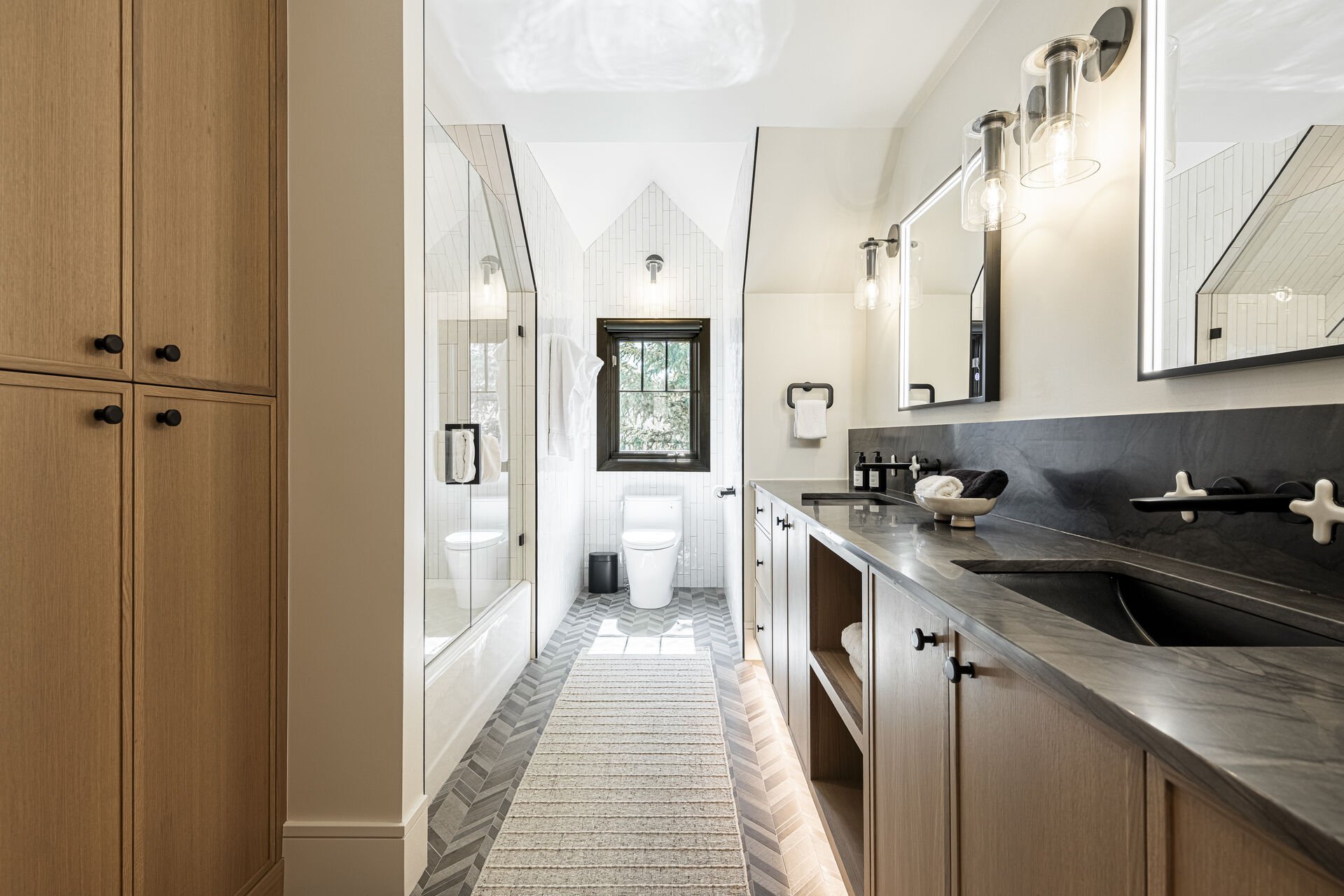 Iron Mountain Loft - Full shared bath